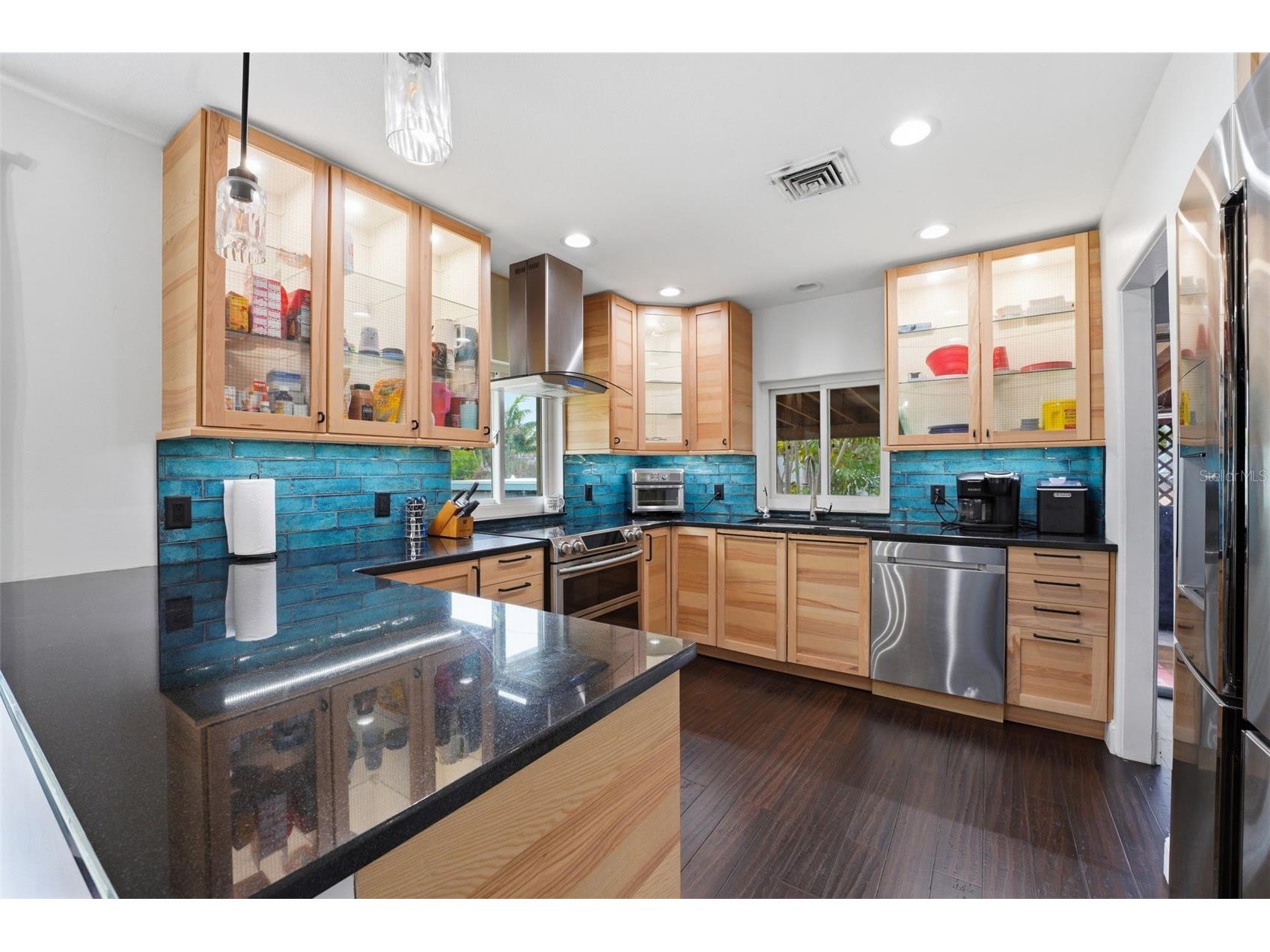 418 Edwards Drive Sarasota FL 34243 A4665321 image8