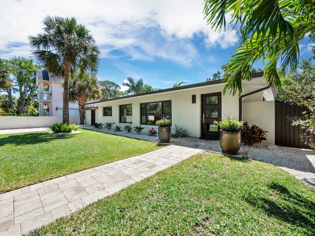 418 Sapphire Drive Sarasota FL 34234 A4566982 image1