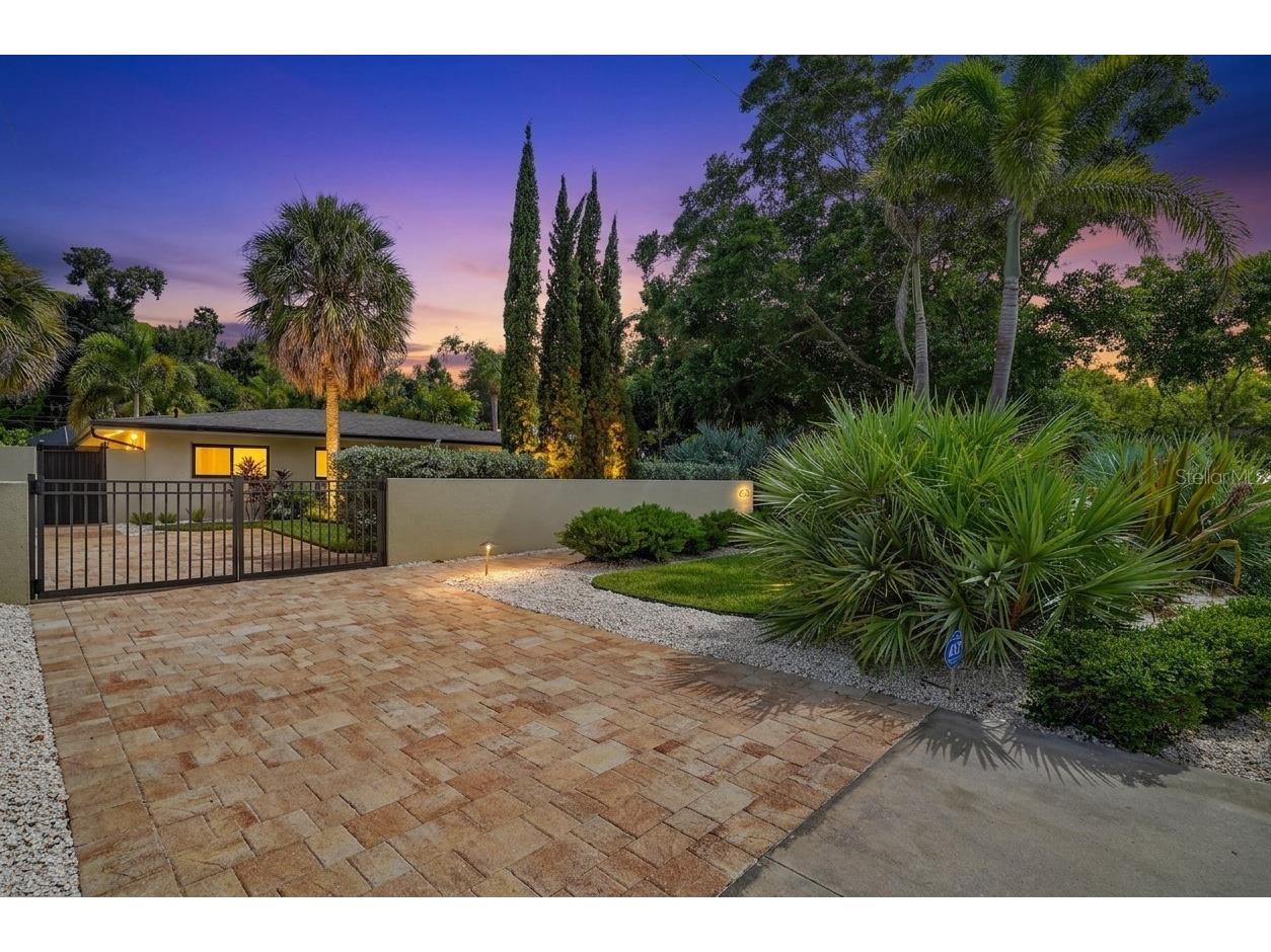 418 Sapphire Drive Sarasota FL 34234 A4699914 image1