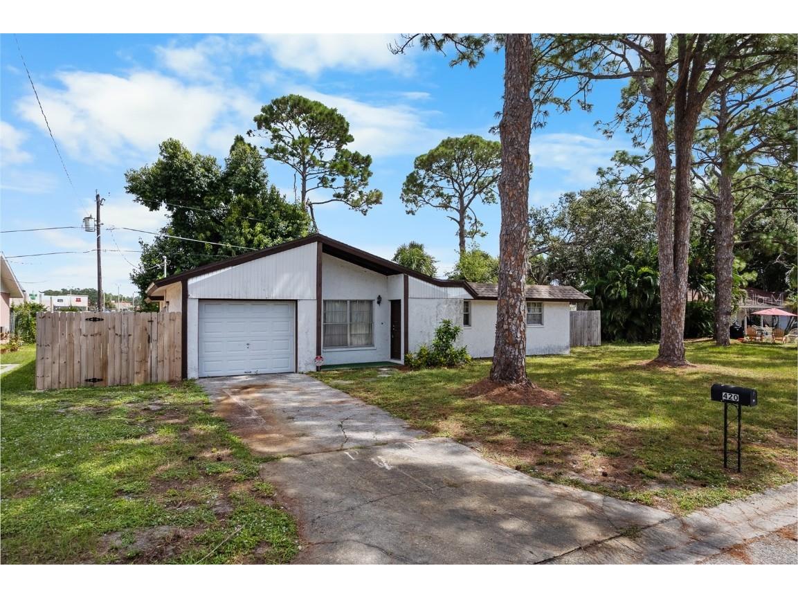 420 Melody Circle Sarasota FL 34237 A4666954 image1