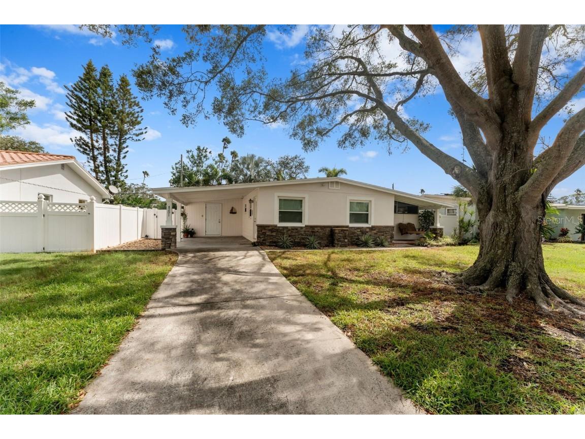 4201 Des Moines Street NE Saint Petersburg FL 33703 TB8310597 image1