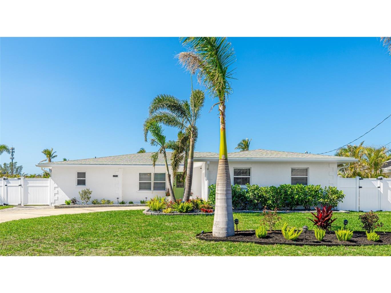 4204 Royal Palm Drive Bradenton FL 34210 A4636247 image1