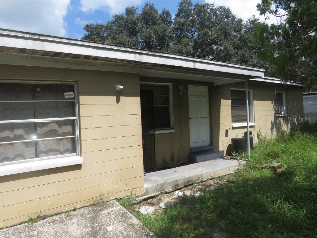 4208 N Sandalwood Circle Tampa FL 33617 TB8307143 image1