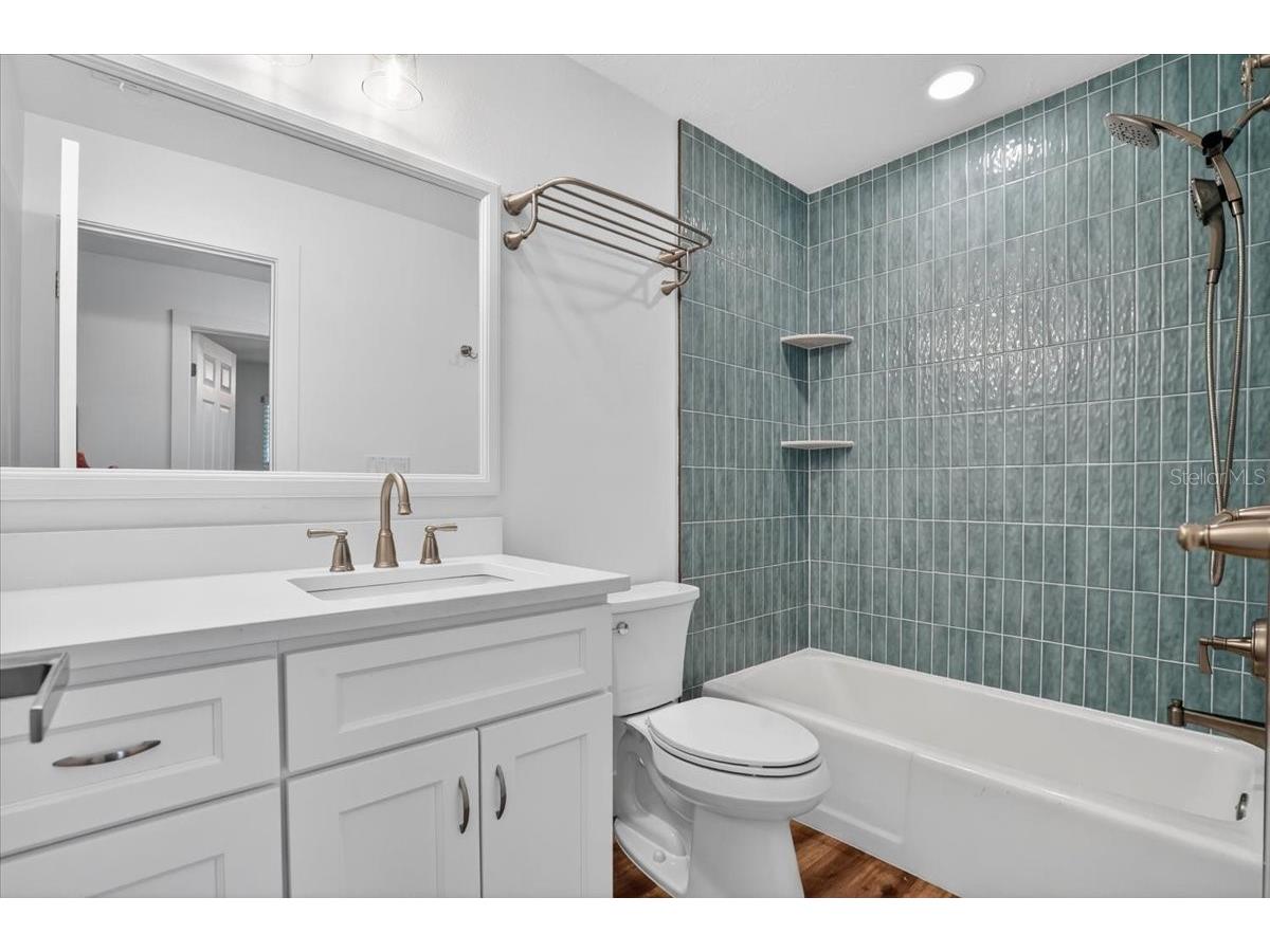 4230 Shady Oaks Court Sarasota FL 34233 A4685832 image16
