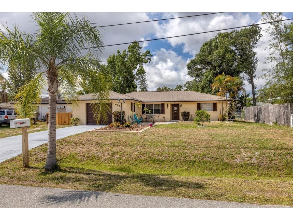 4246 Winthrop Street Sarasota FL 34232 A4571858 image1