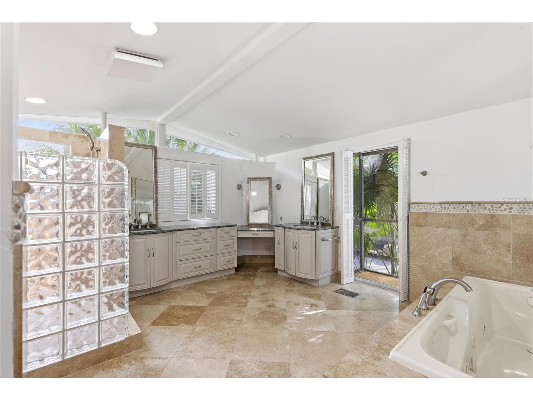 425 Partridge Circle Sarasota FL 34236 A4677779 image23