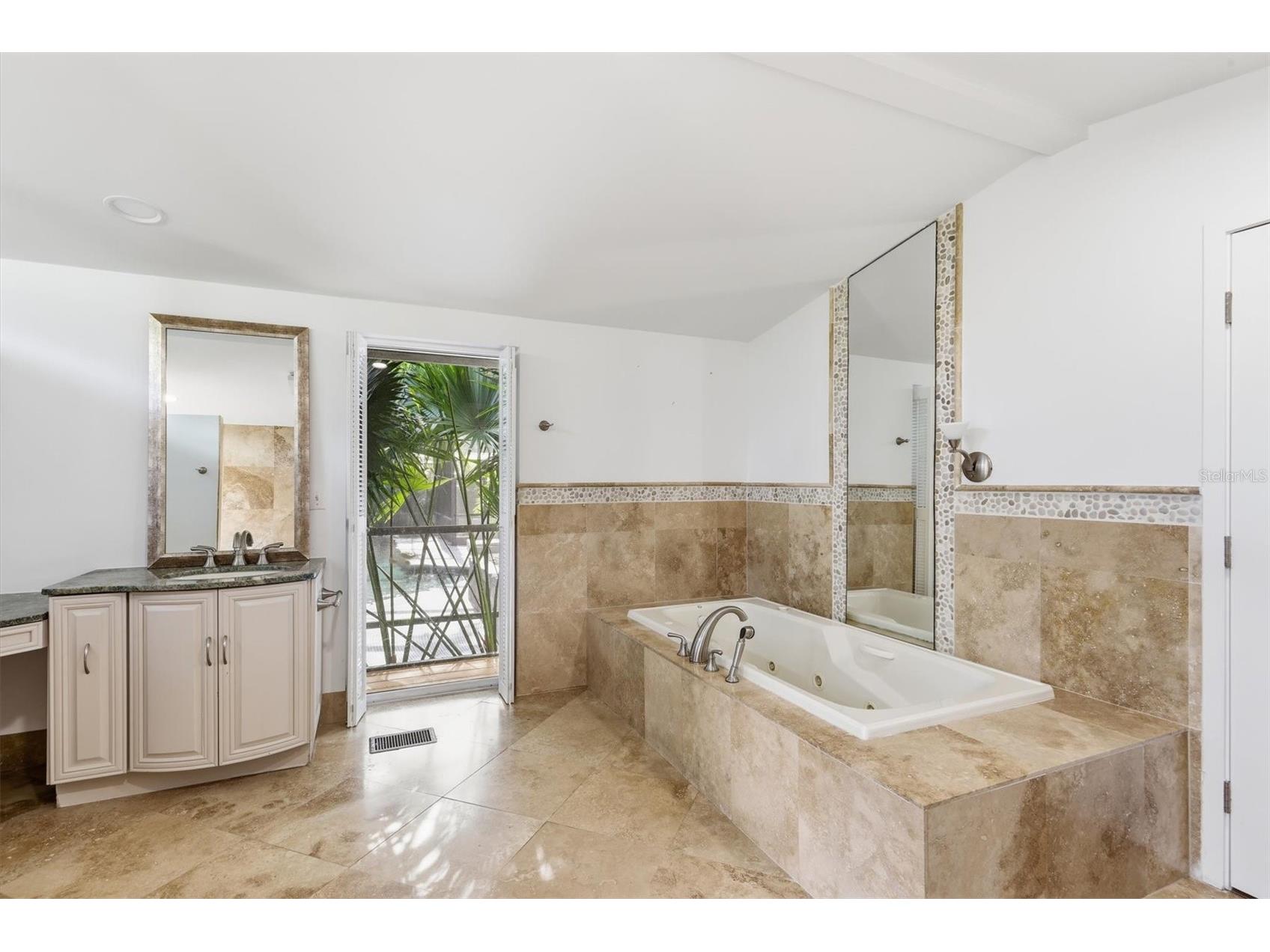 425 Partridge Circle Sarasota FL 34236 A4677779 image24