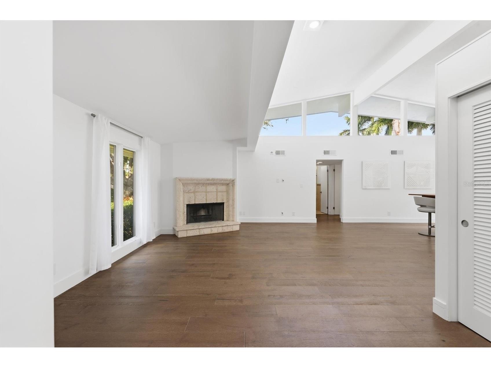 425 Partridge Circle Sarasota FL 34236 A4677779 image4