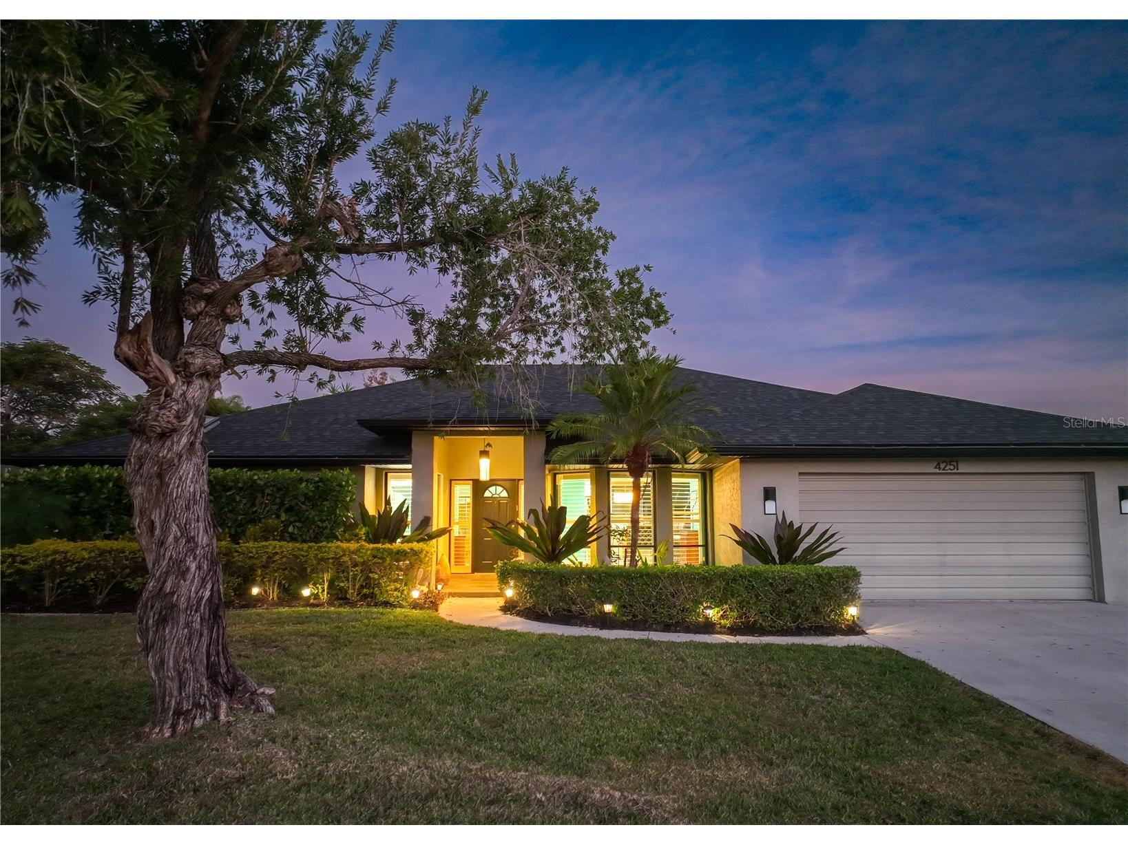 4251 Pasadena Circle Sarasota FL 34233 A4677604 image1
