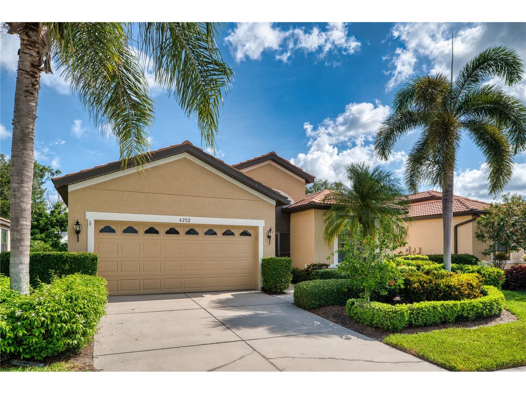 4252 Mackay Falls Terrace Sarasota FL 34243 A4695428 image2