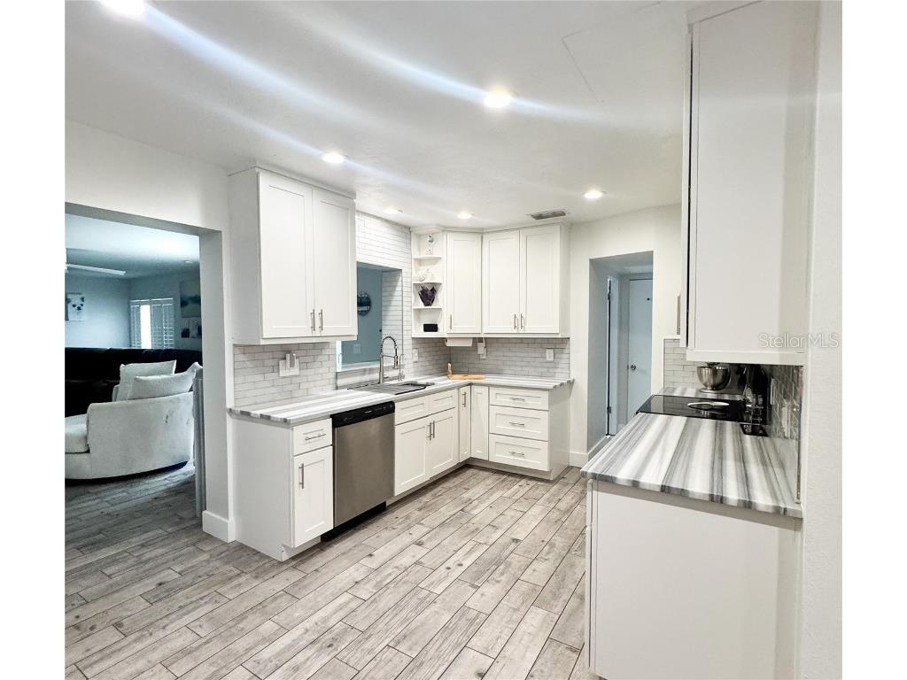 428 45th Avenue N Saint Petersburg FL 33703 TB8370790 image2