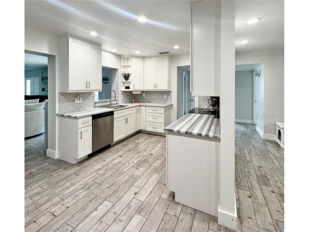 428 45th Avenue N Saint Petersburg FL 33703 TB8370790 image3