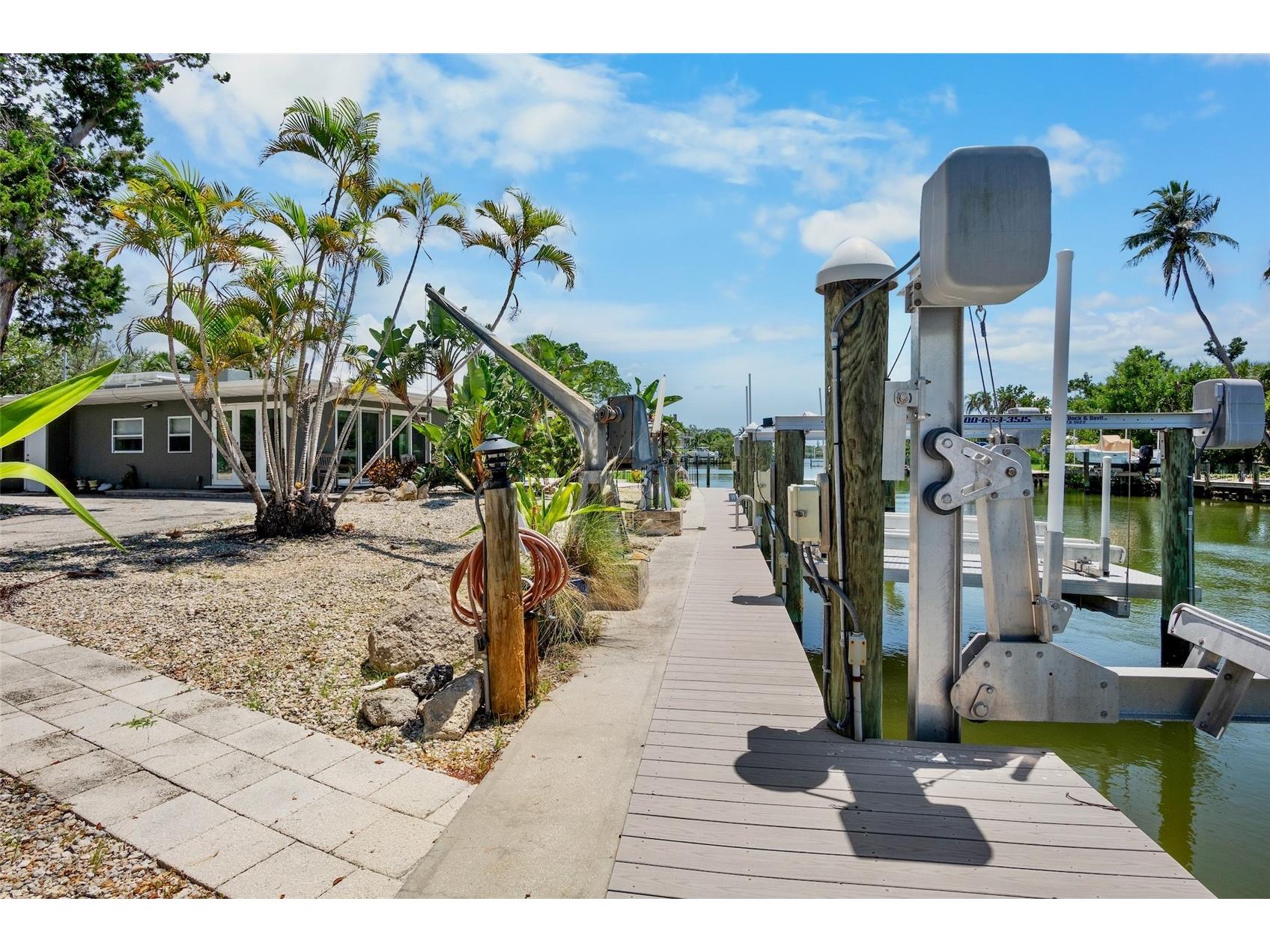 428 Siesta Drive Sarasota FL 34242 A4661788 image6