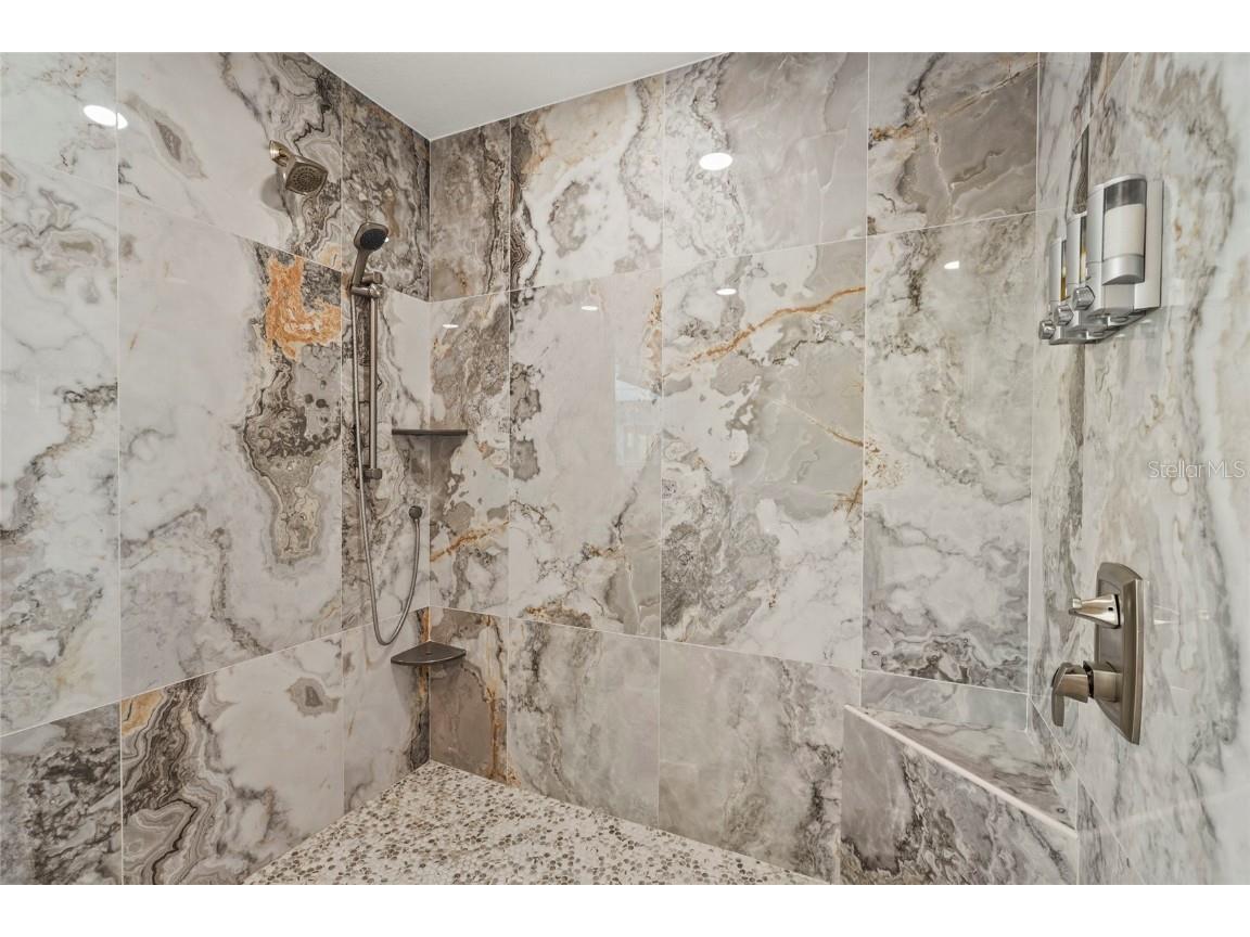 430 Island Circle Sarasota FL 34242 A4660296 image32