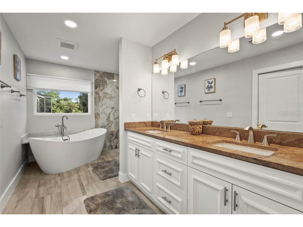 430 Island Circle Sarasota FL 34242 A4660296 image7