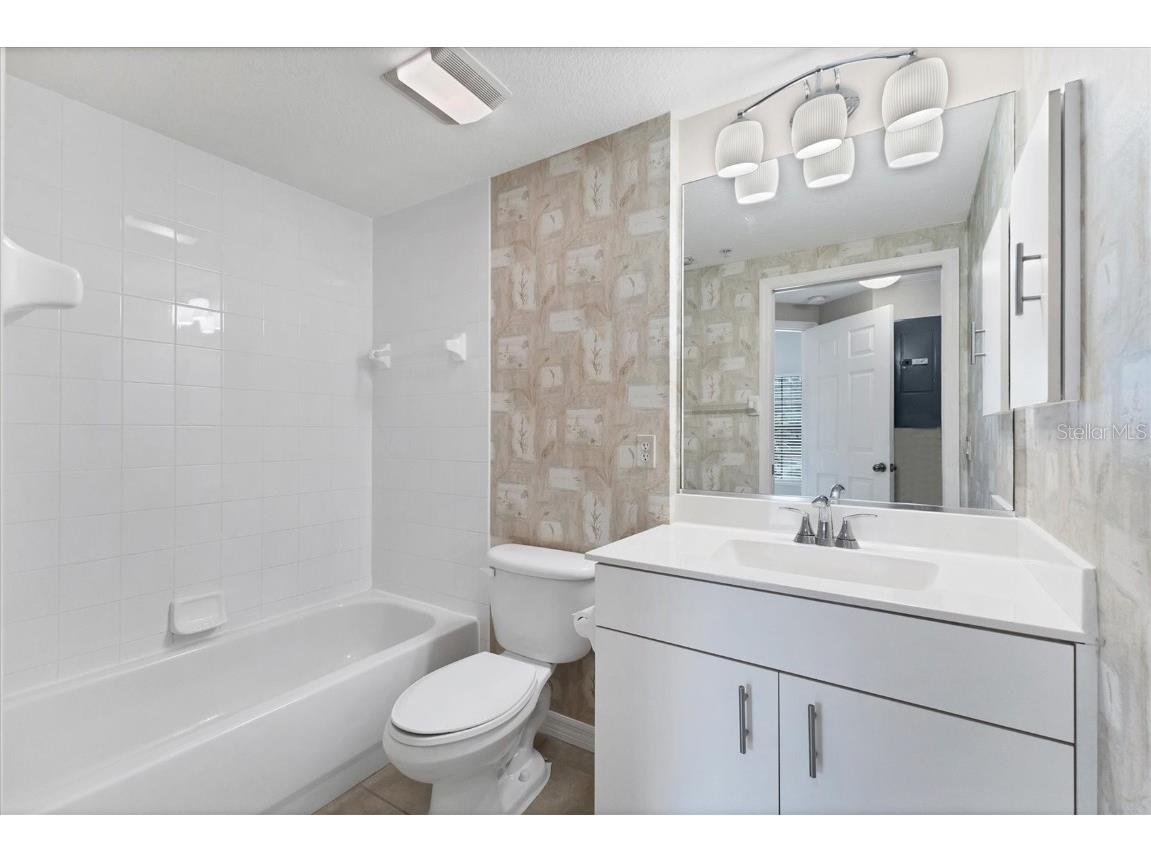 432 Sunset Lake Boulevard #102 Venice FL 34292 A4664009 image32