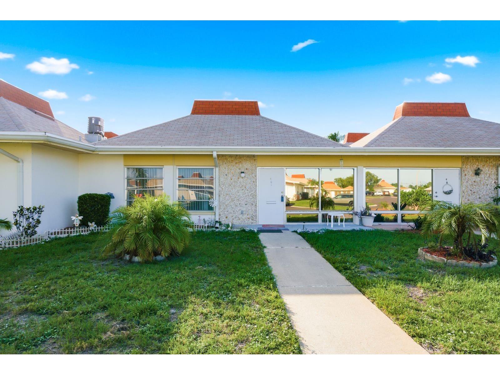 4344 Tahitian Gardens Circle #B Holiday FL 34691 TB8515536 image1