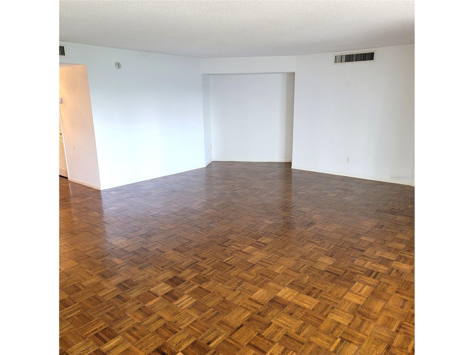 435 S Gulfstream Avenue #605 Sarasota FL 34236 A4688025 image4