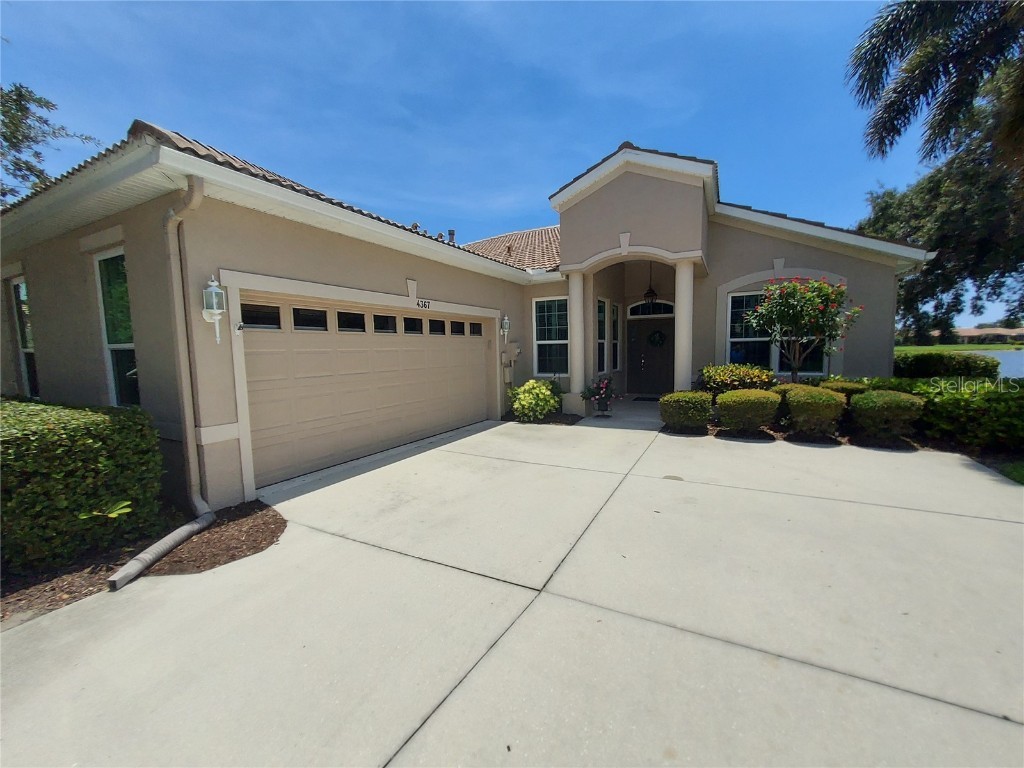 4367 Kariba Lake Terrace Sarasota FL 34243 - LARGE LAKE? A4573326 image1