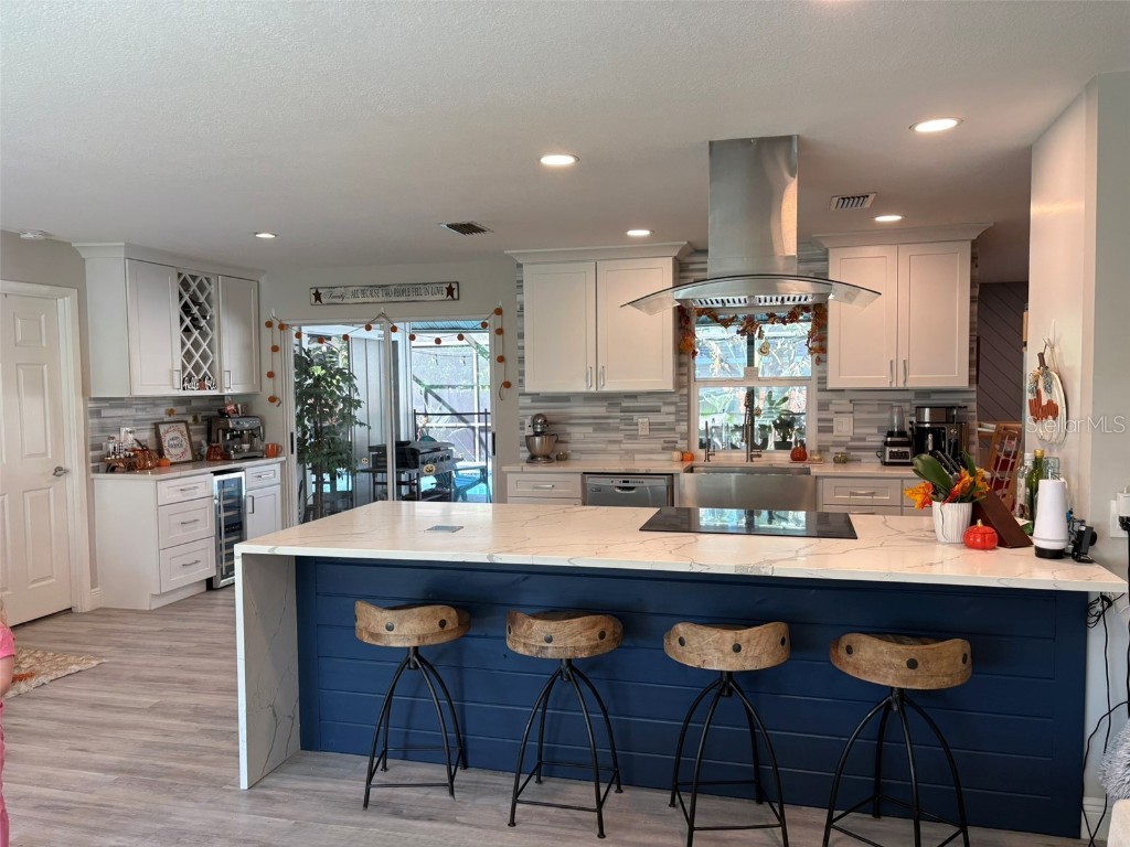 4420 Meadow Creek Circle Sarasota FL 34233 A4669555 image3