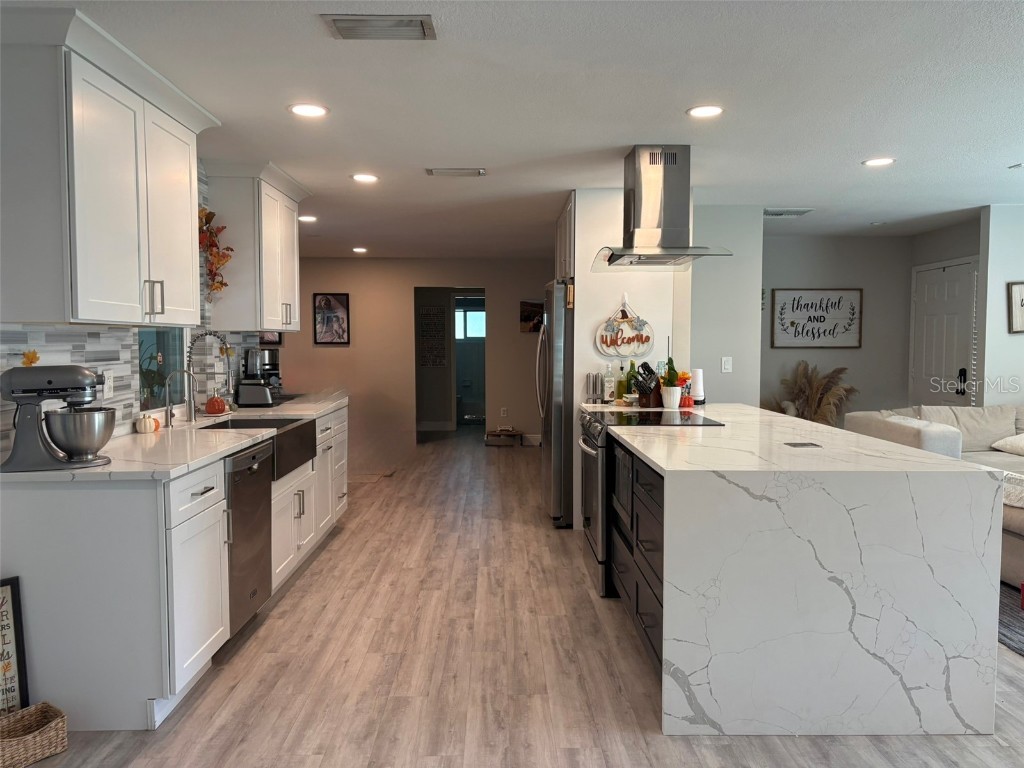 4420 Meadow Creek Circle Sarasota FL 34233 A4669555 image4