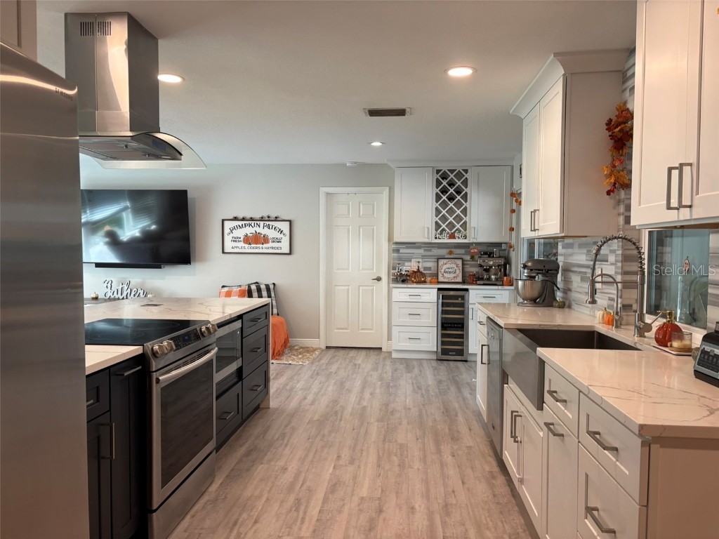 4420 Meadow Creek Circle Sarasota FL 34233 A4669555 image5