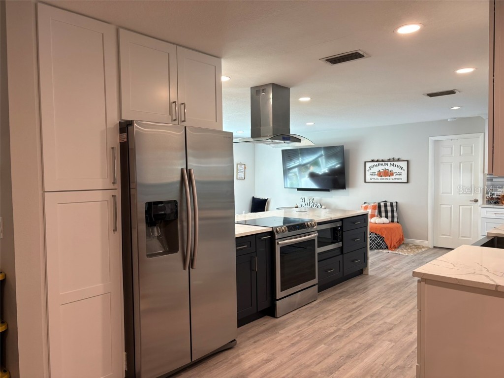 4420 Meadow Creek Circle Sarasota FL 34233 A4669555 image6