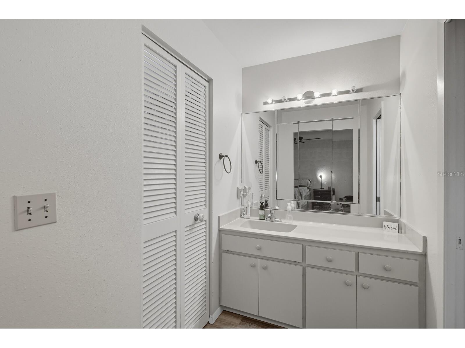 4424 Meadow Creek Circle Sarasota FL 34233 A4666135 image11