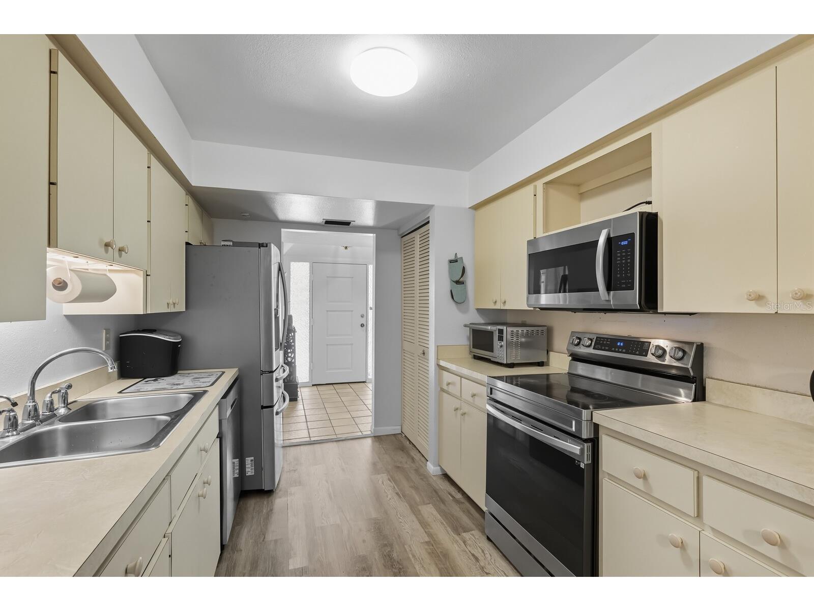 4424 Meadow Creek Circle Sarasota FL 34233 A4666135 image8