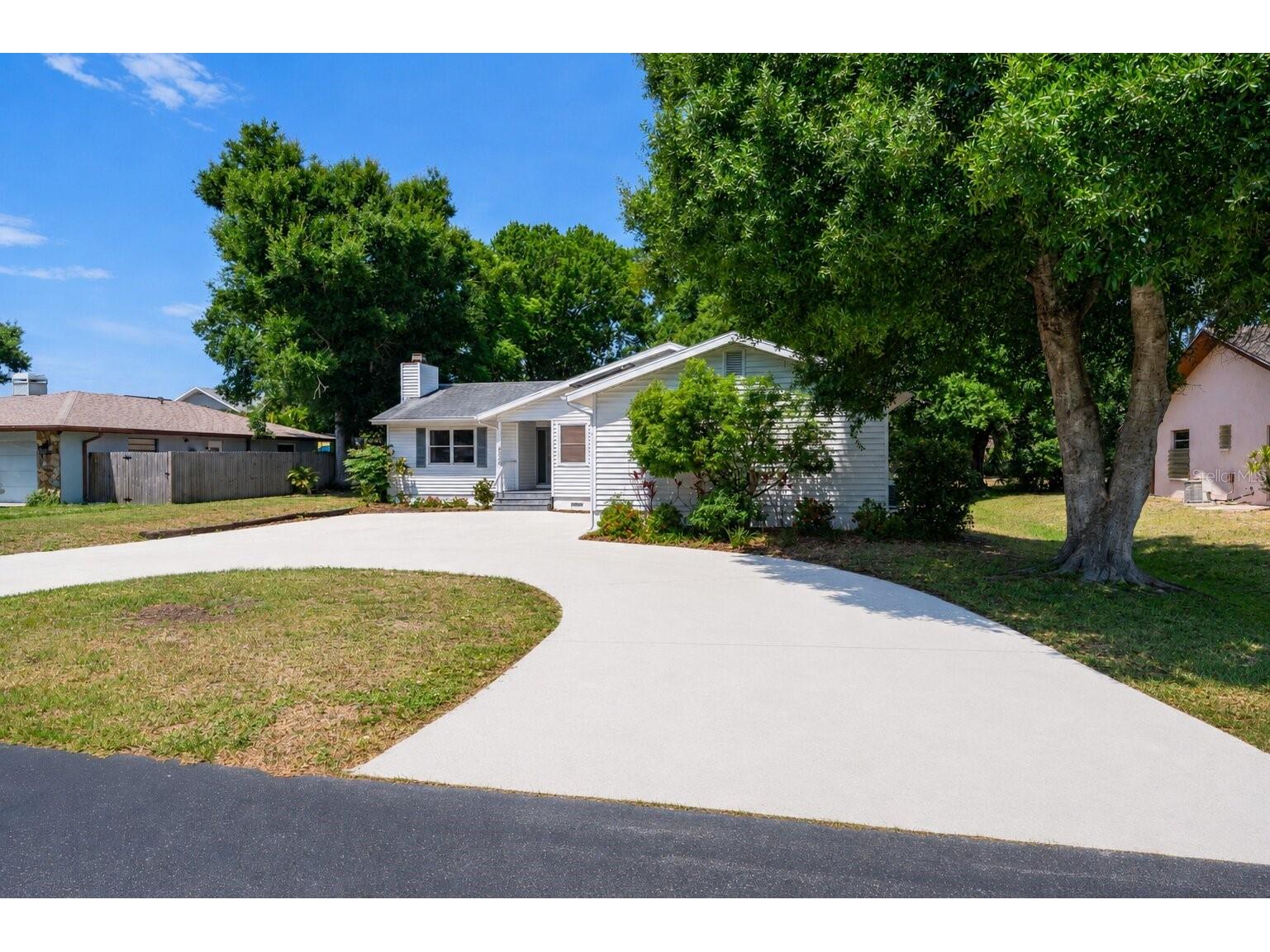 4424 Meadow Creek Circle Sarasota FL 34233 A4693701 image2