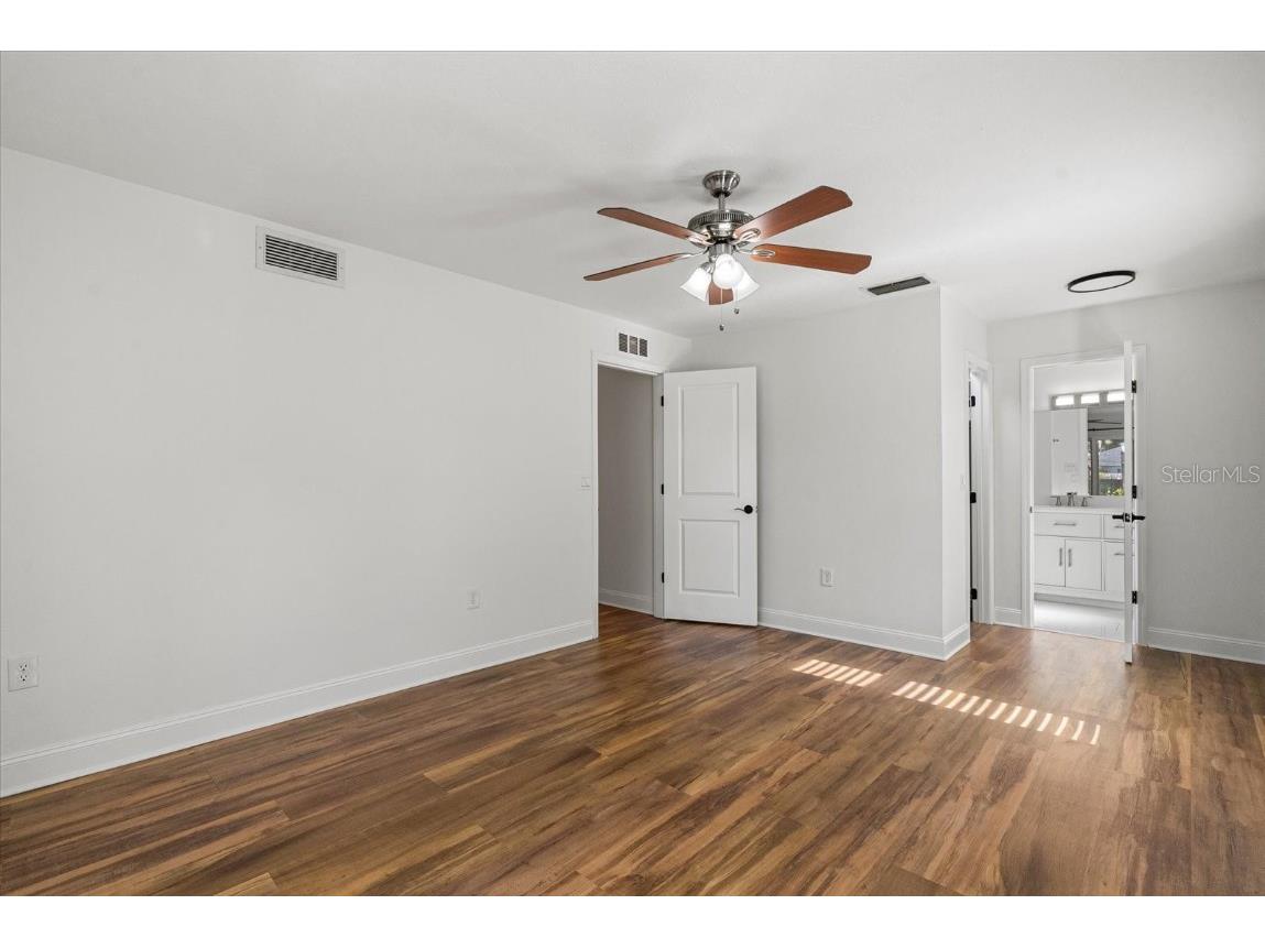 4428 Meadow Creek Circle Sarasota FL 34233 A4672507 image17