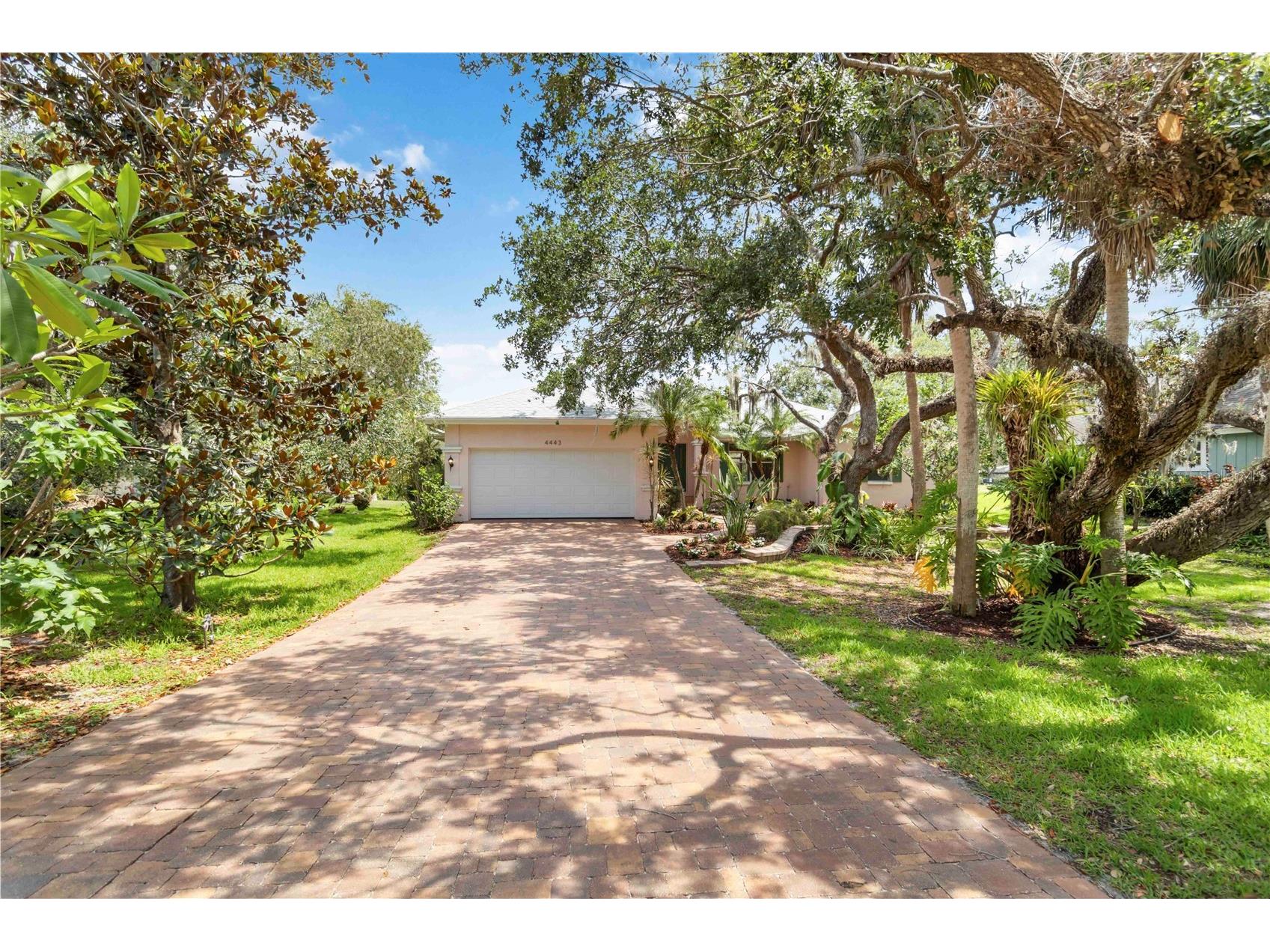 4443 Robin Hood Trail W Sarasota FL 34232 A4652952 image1