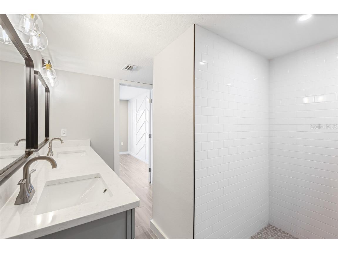 4444 Narraganset Trail #96 Sarasota FL 34233 A4666353 image16