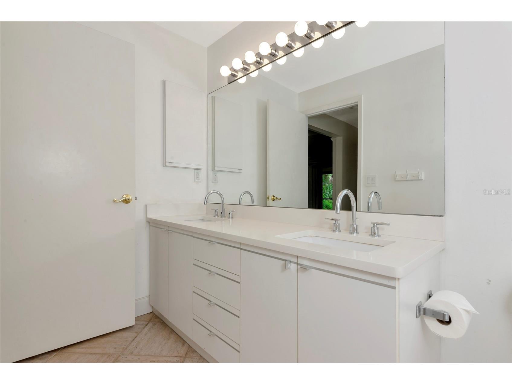 4518 S Ascot Circle Sarasota FL 34235 A4686672 image31