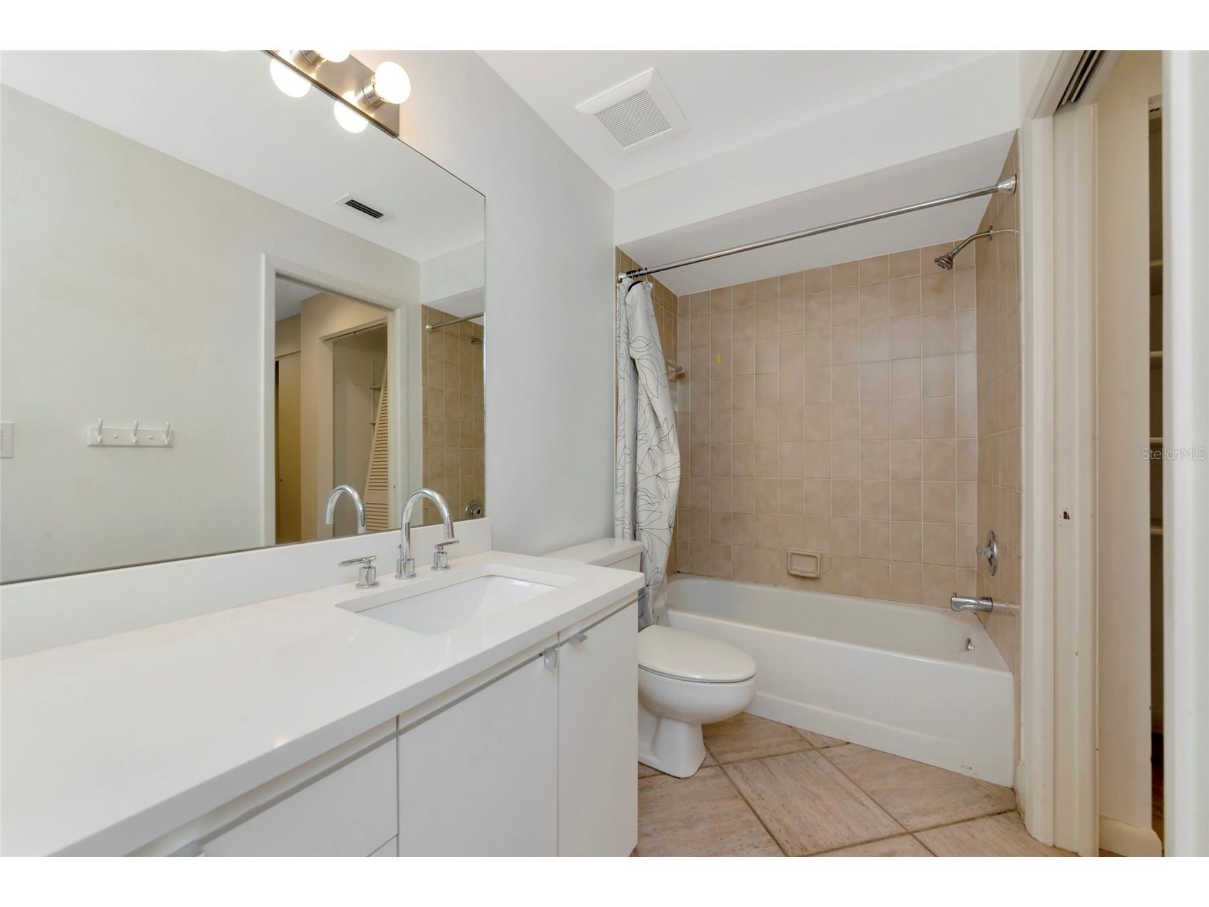 4518 S Ascot Circle Sarasota FL 34235 A4686672 image32