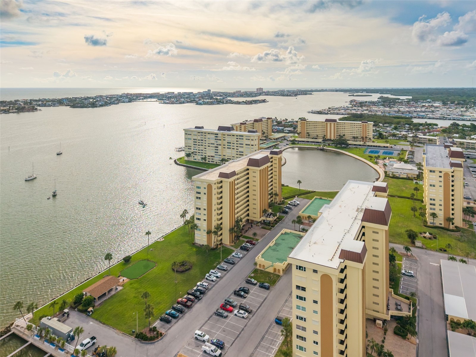 4525 Cove Circle #1002 Saint Petersburg FL 33708 TB8458441 image1
