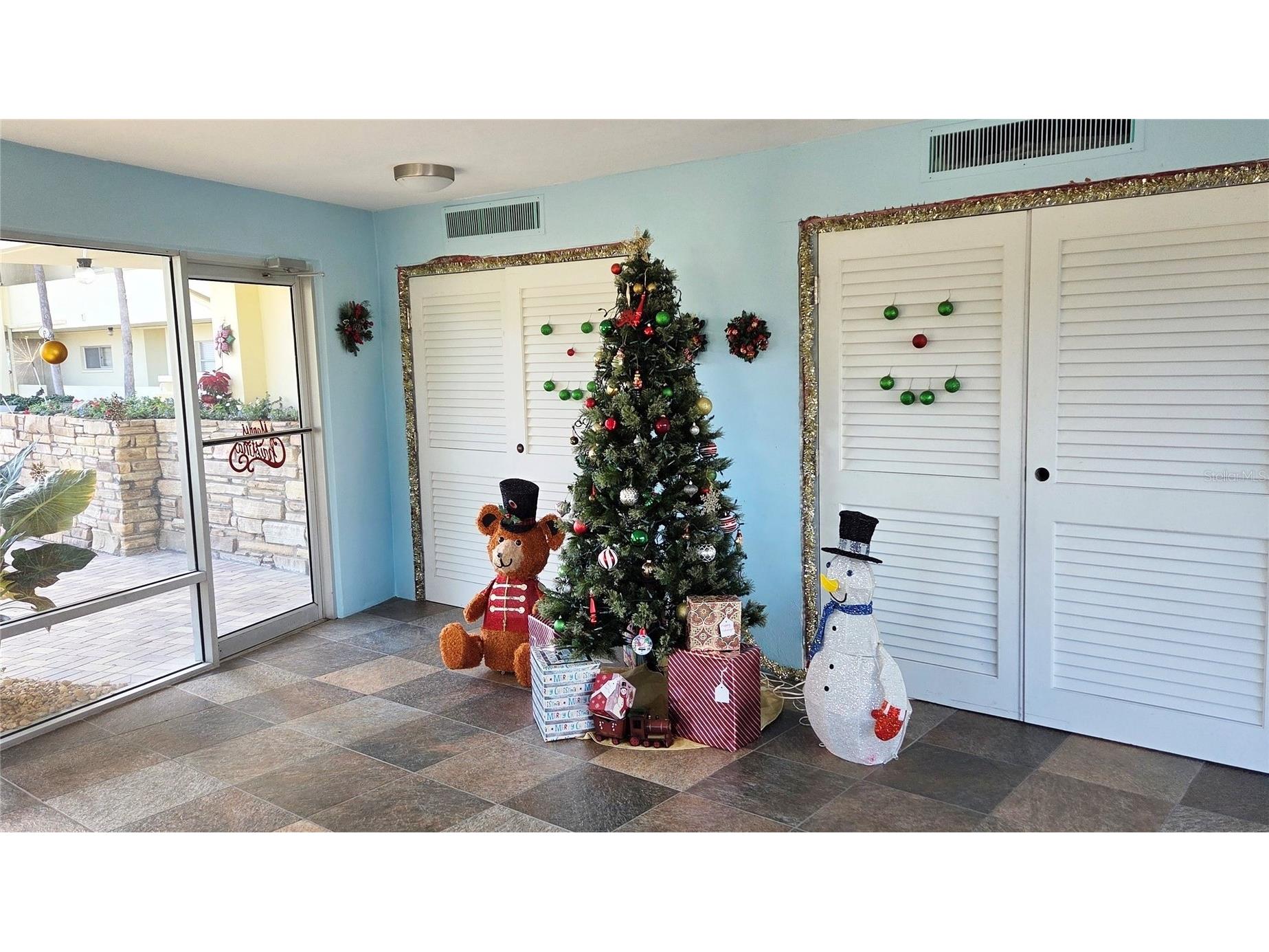 4550 Cove Circle #406 Saint Petersburg FL 33708 TB8457353 image14