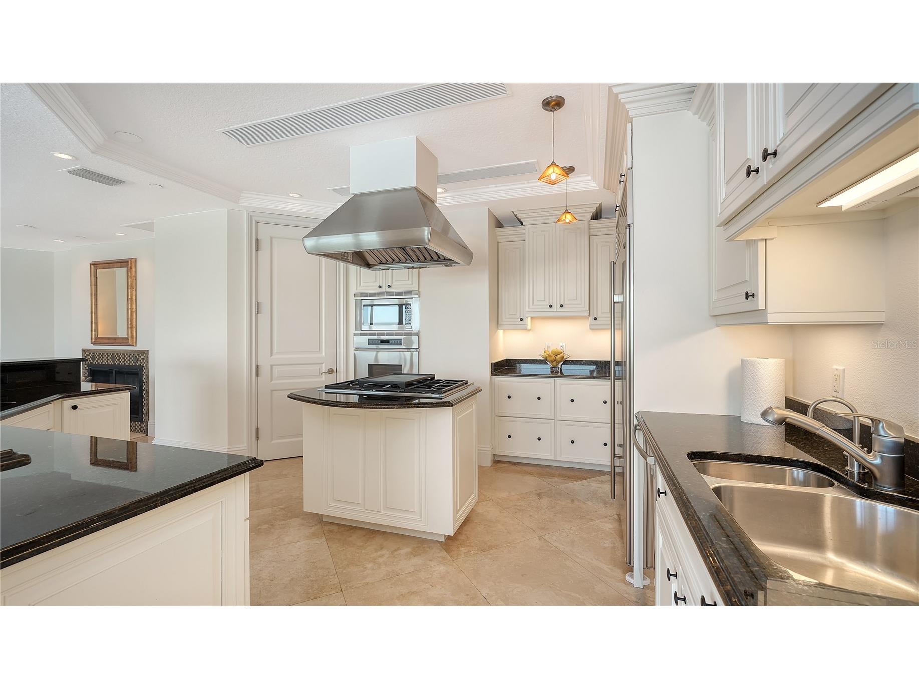 464 Golden Gate Point #304 Sarasota FL 34236 A4676340 image16