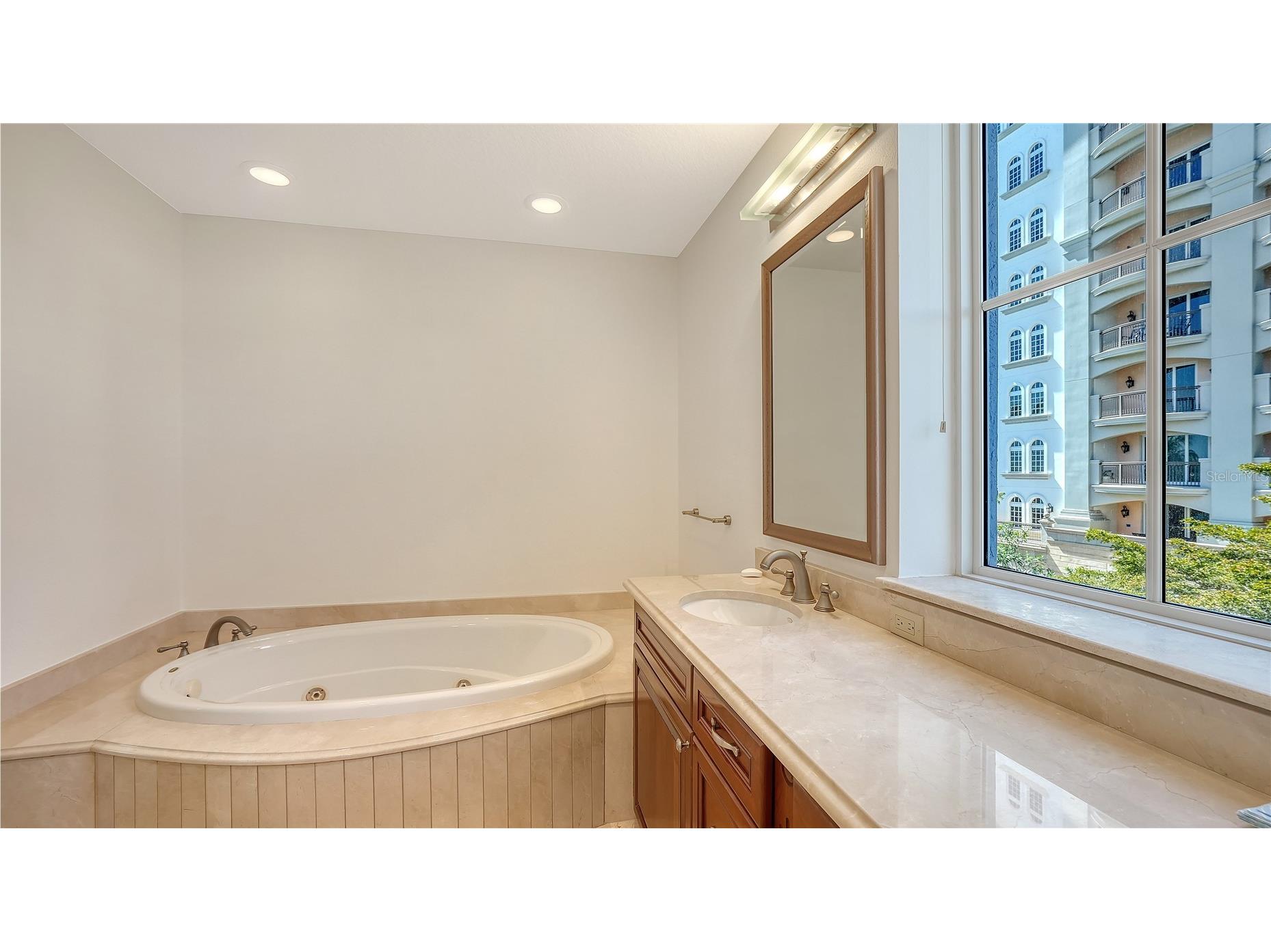 464 Golden Gate Point #304 Sarasota FL 34236 A4676340 image28