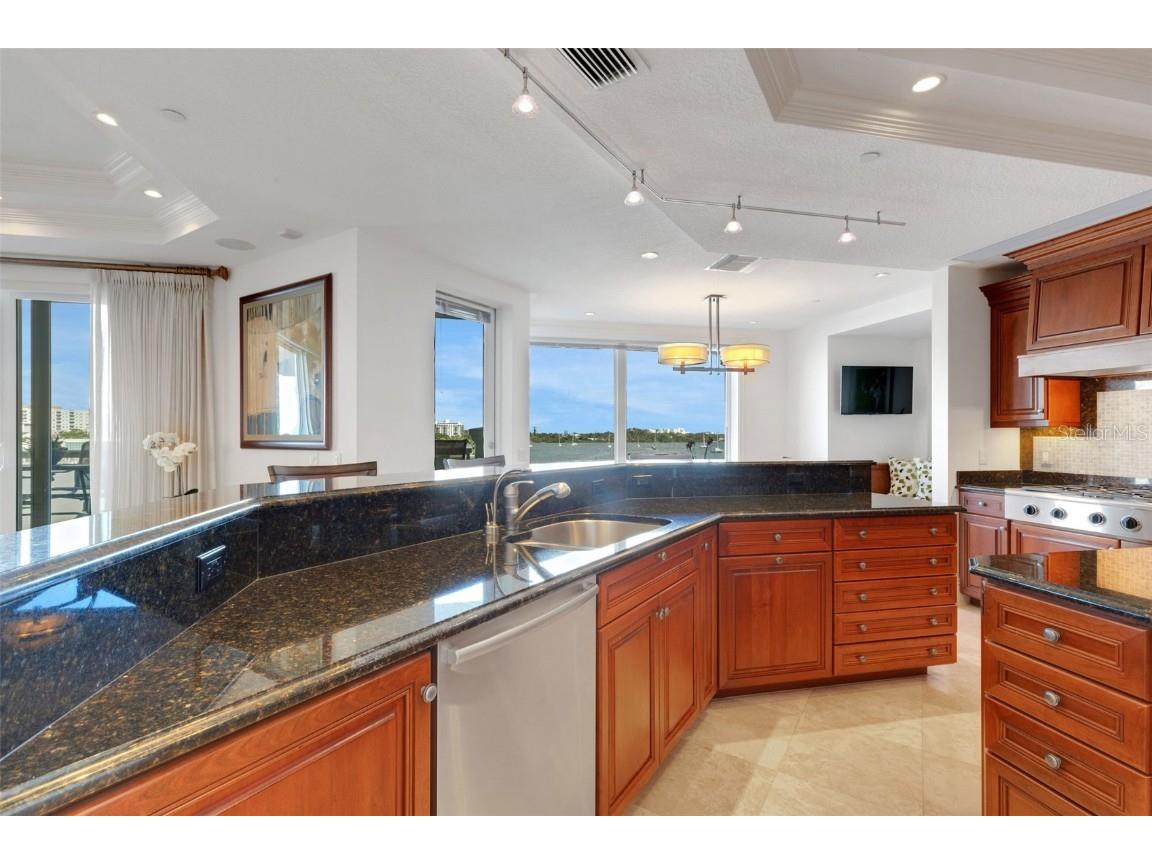 464 Golden Gate Point #403 Sarasota FL 34236 A4666344 image37