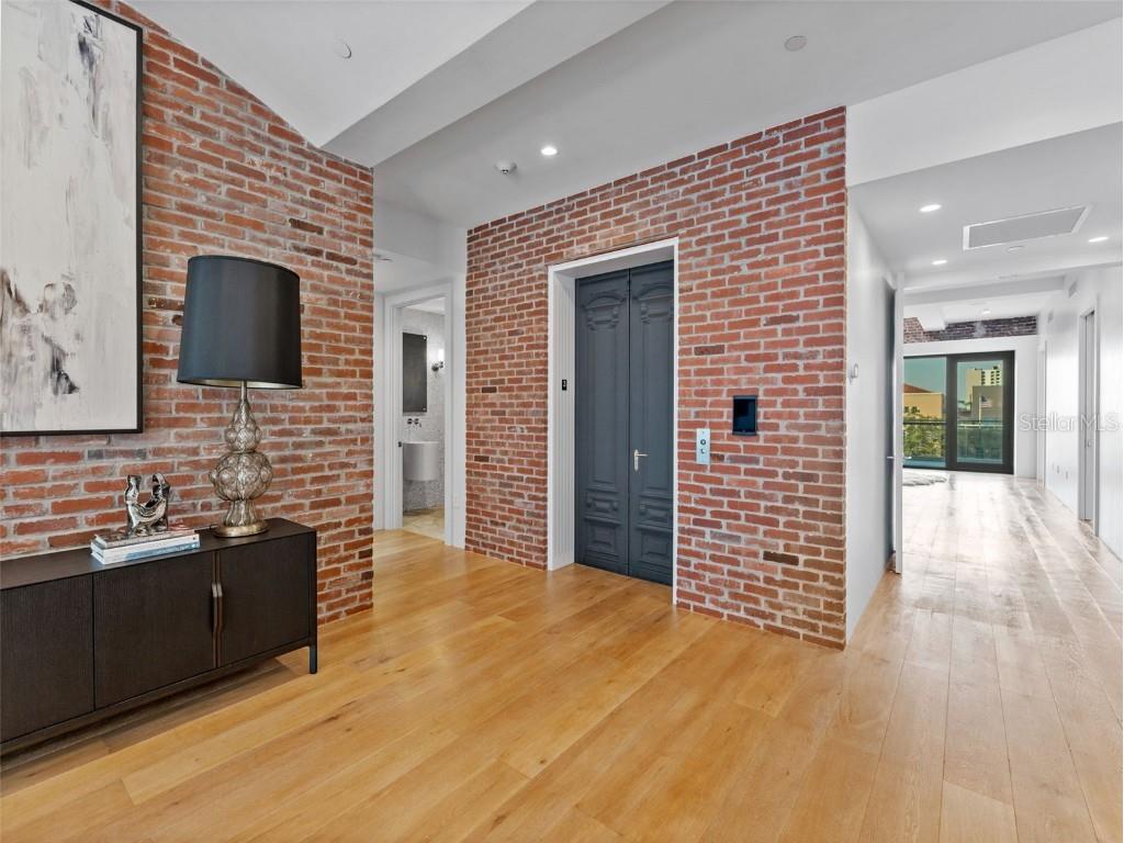 465 Central Avenue #301 Saint Petersburg FL 33701 TB8421123 image2