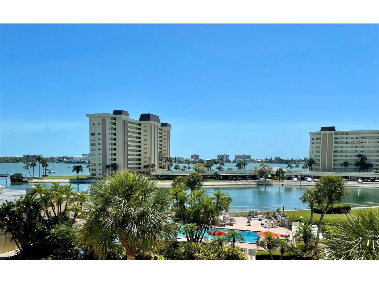 4650 Cove Circle #402 Saint Petersburg FL 33708 U8159191 image1