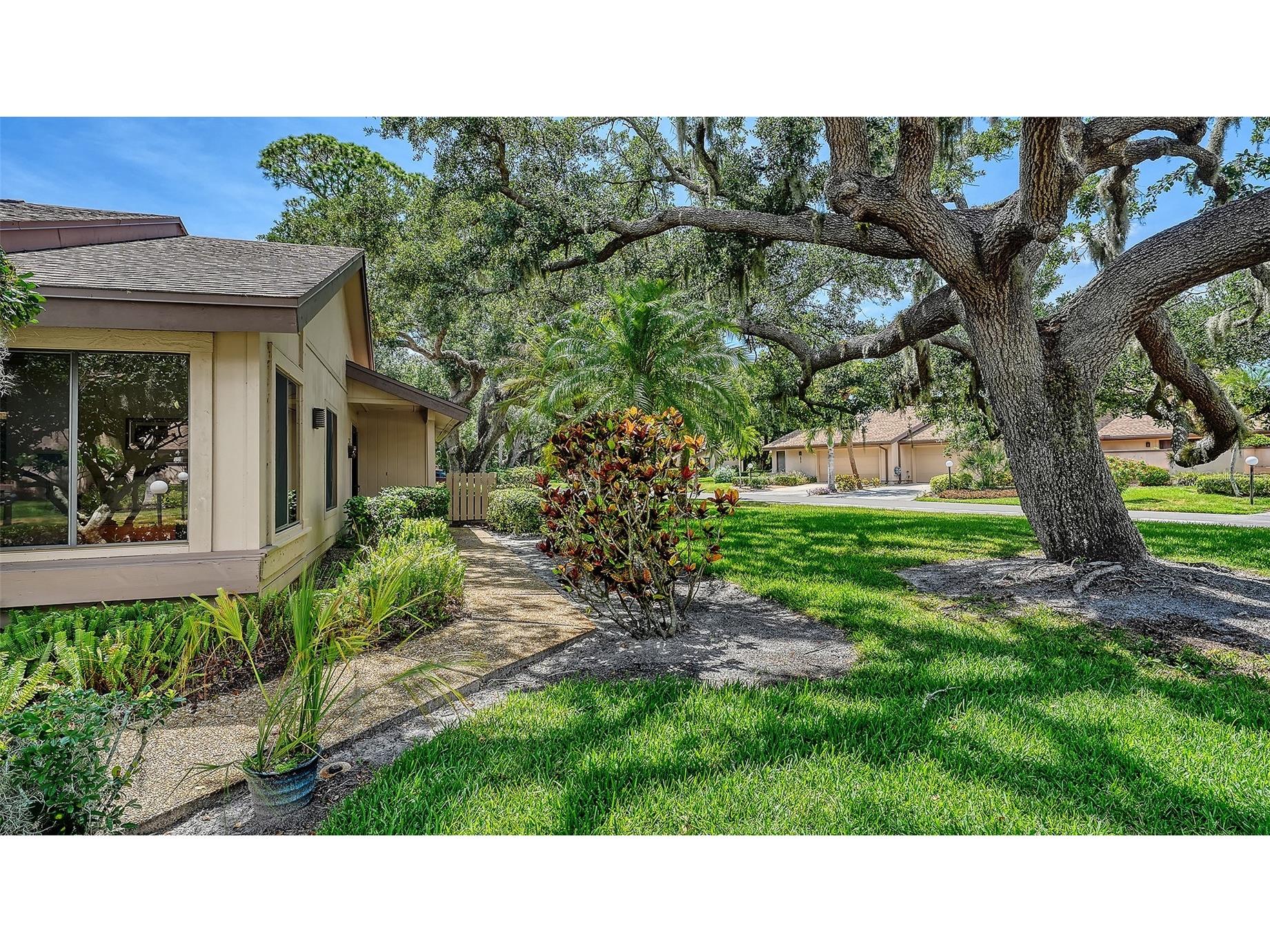 4652 Oak Hollow Drive #19 Sarasota FL 34241 A4696117 image5