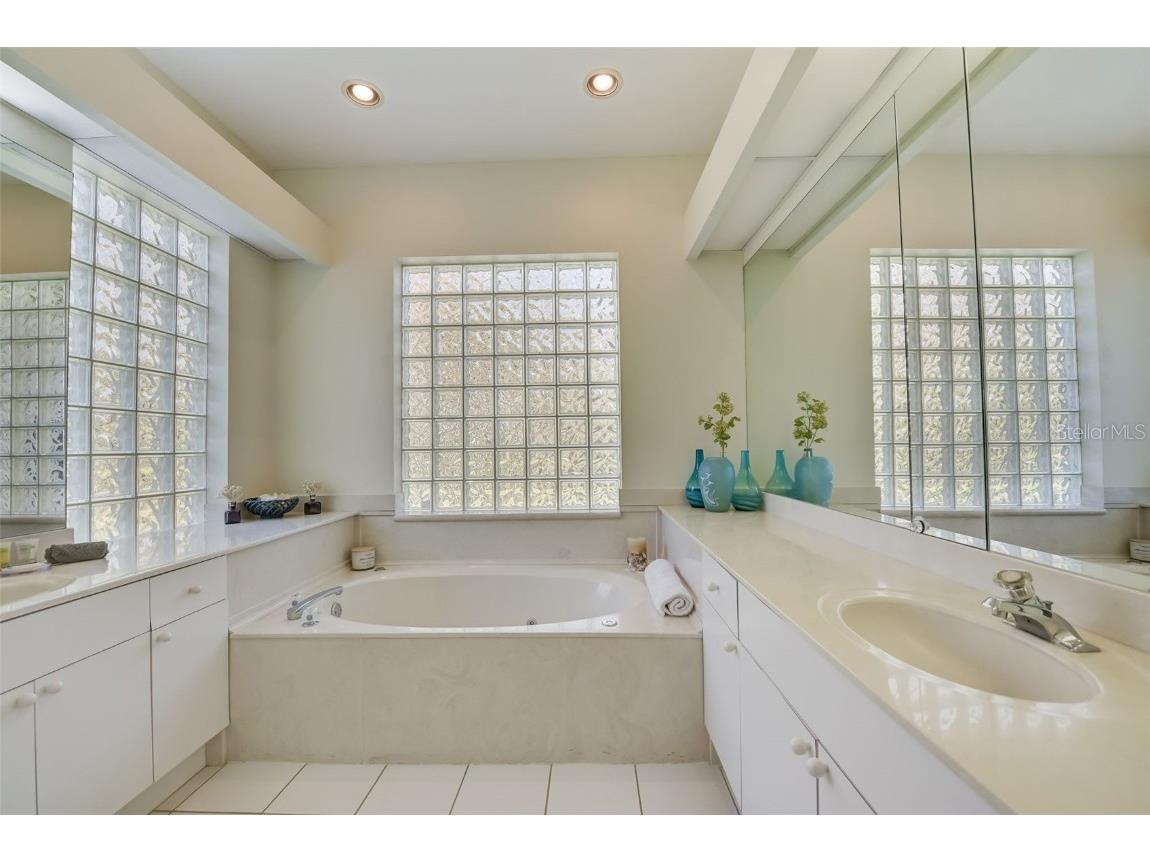 4653 Hadfield Drive Sarasota FL 34235 A4619916 image37