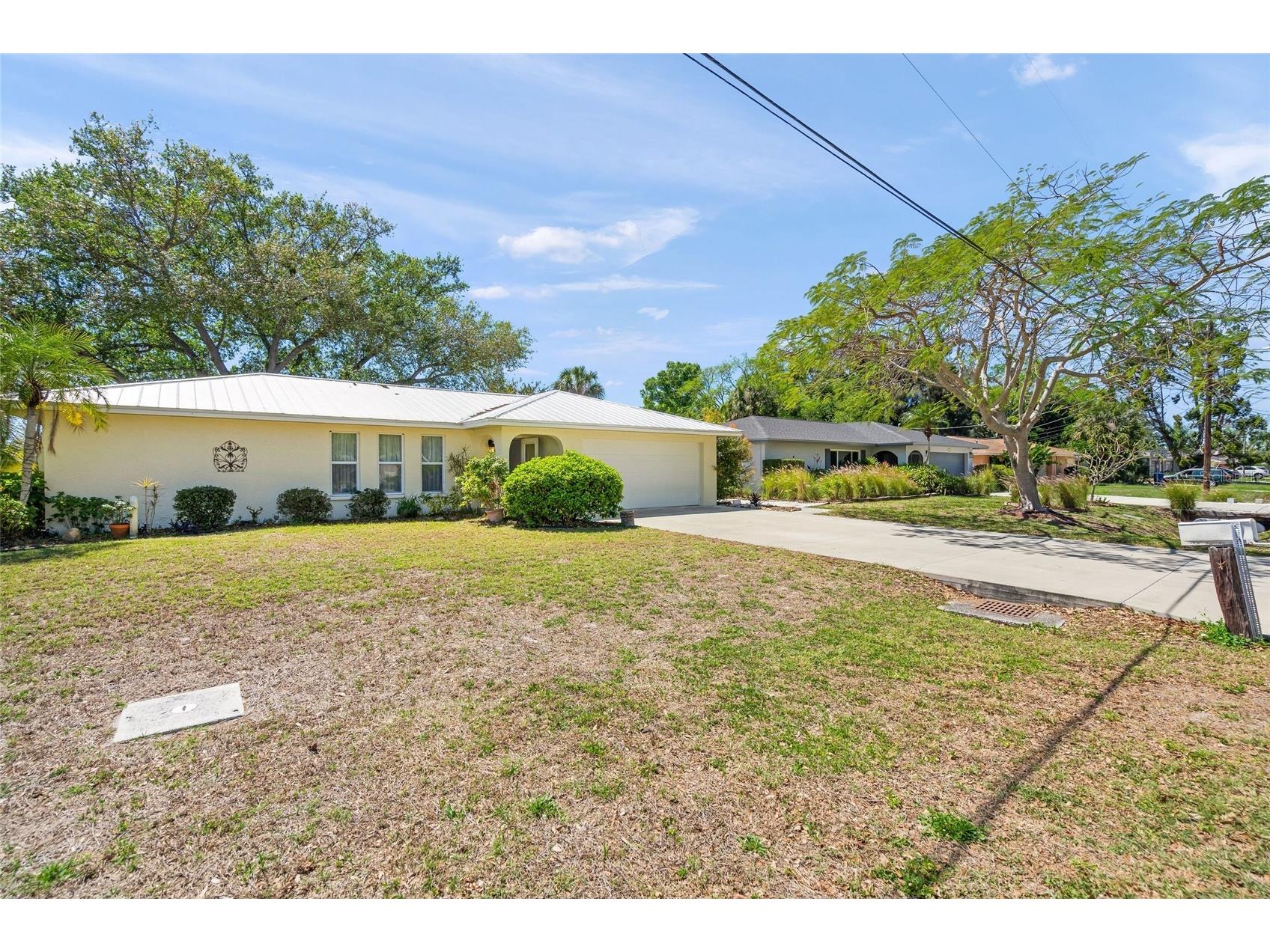 4662 Beacon Drive Sarasota FL 34232 A4686944 image1
