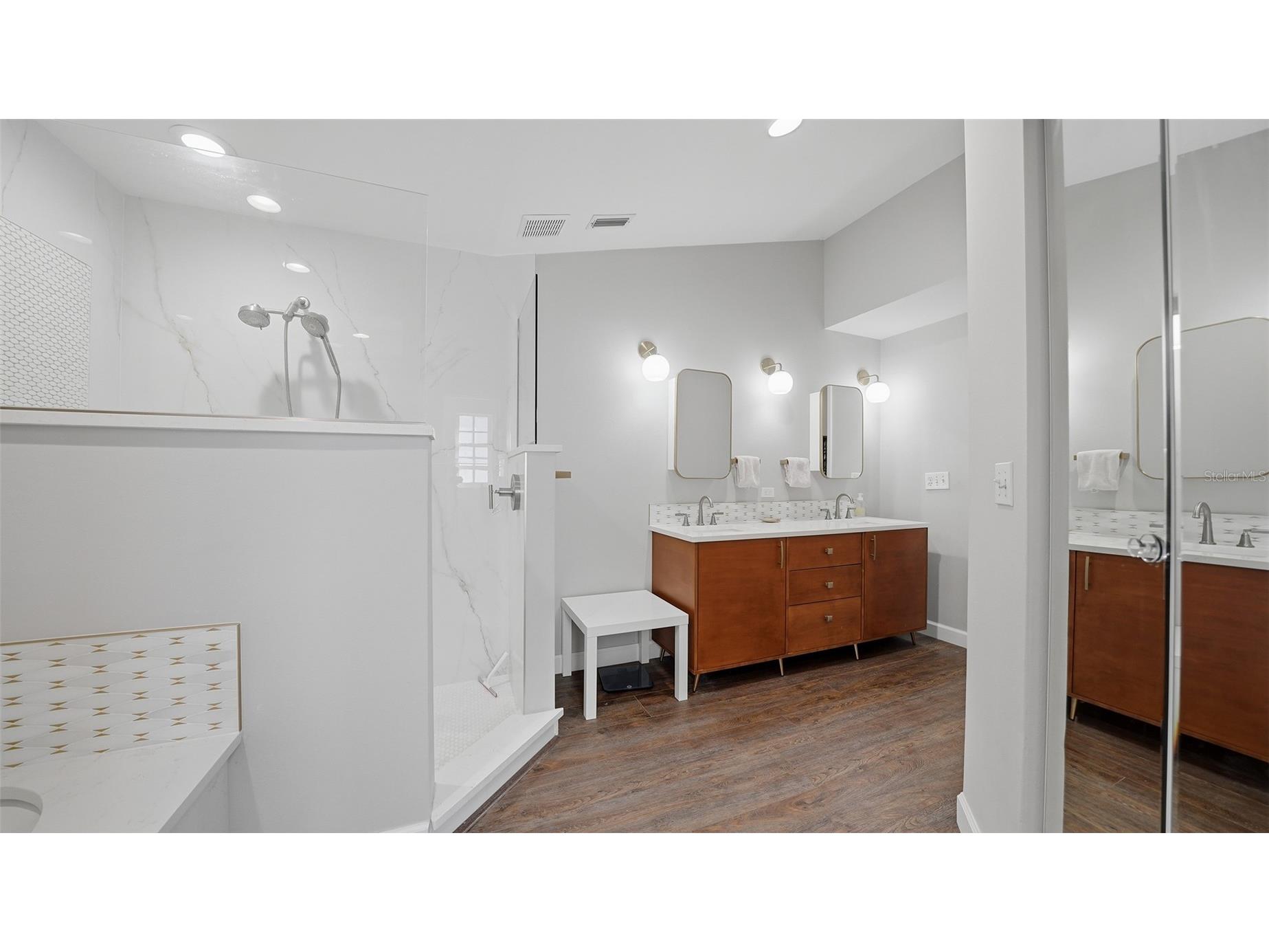 4668 Hamlets Grove Drive Sarasota FL 34235 A4687048 image26