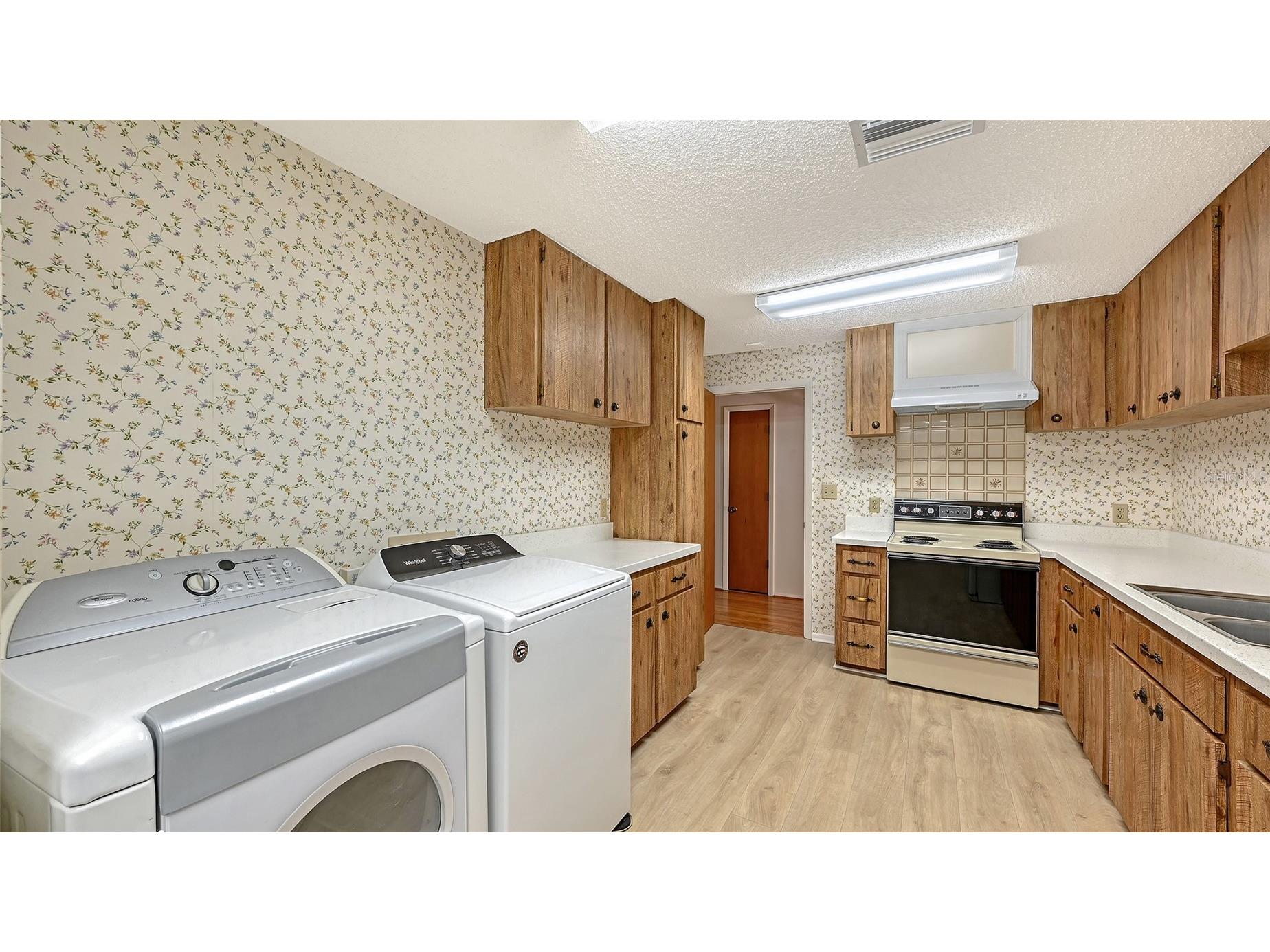 4674 Hidden River Road Sarasota FL 34240 A4668851 image32