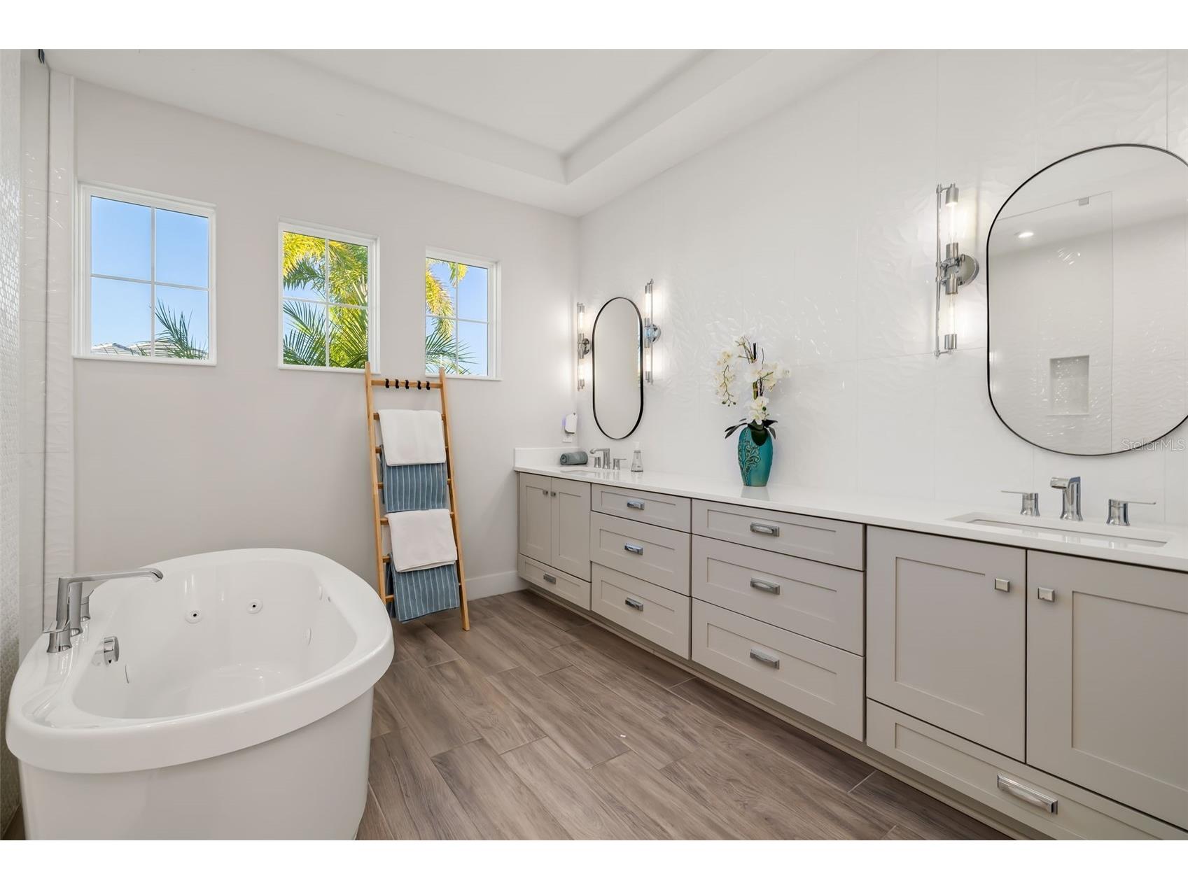 4677 Antrim Drive Sarasota FL 34240 A4684179 image25
