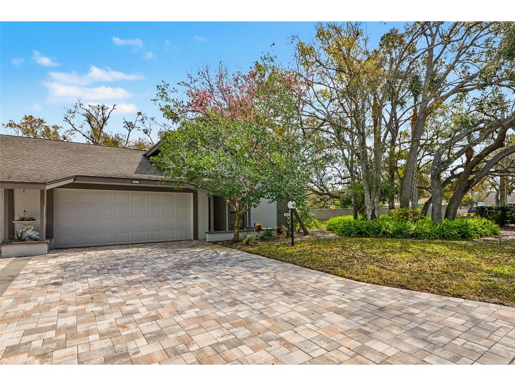 4689 Oak Forest Drive E #1 Sarasota FL 34231 A4684507 image1