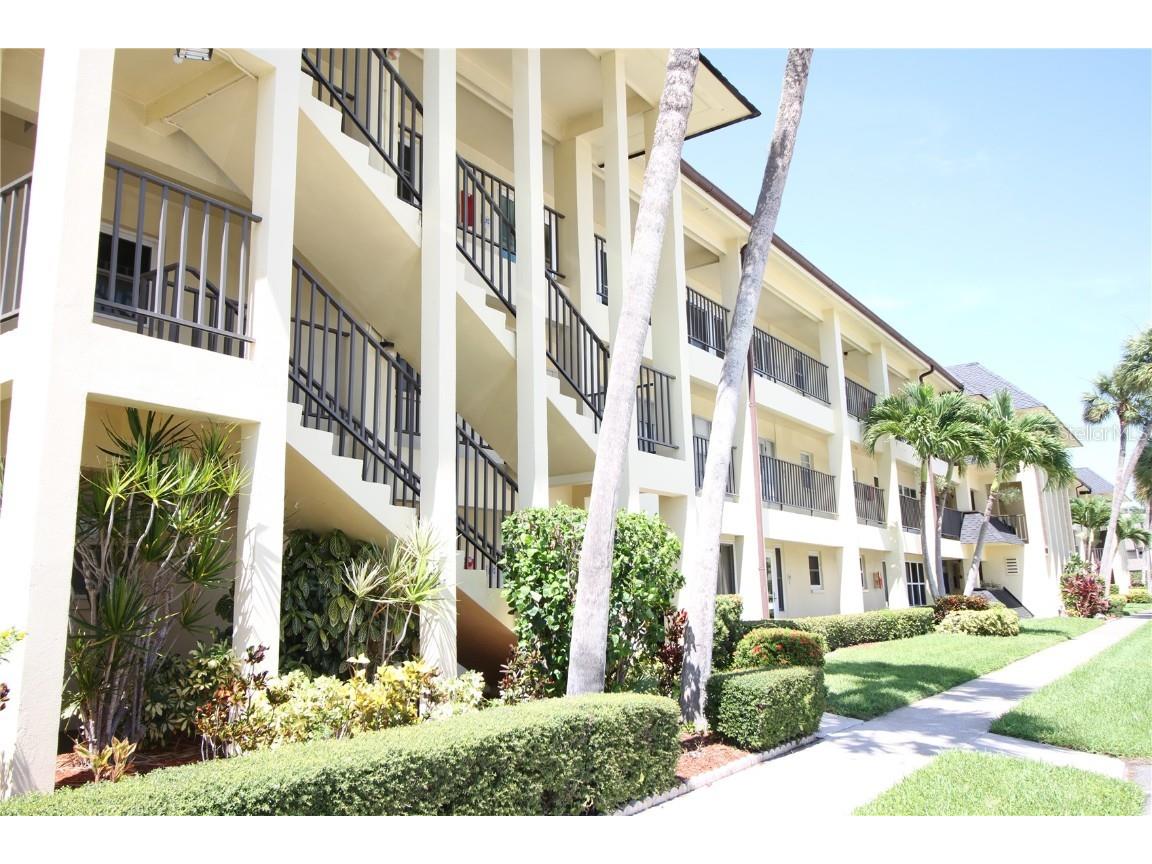 4700 Cove Circle #102 Saint Petersburg FL 33708 U8212456 image1